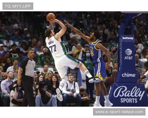 东契奇艺术般的传球助攻三分命中，独行侠走向胜利